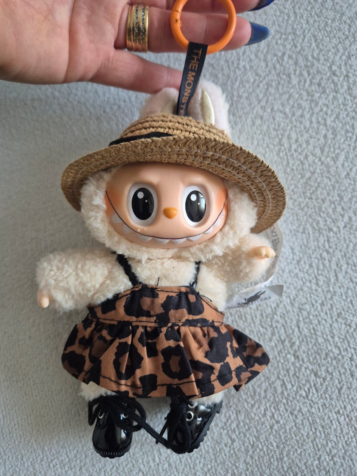 Leuke Labubu Pop Mart sleutelhanger met hoedje en jurk, Ophalen of Verzenden, Zo goed als nieuw