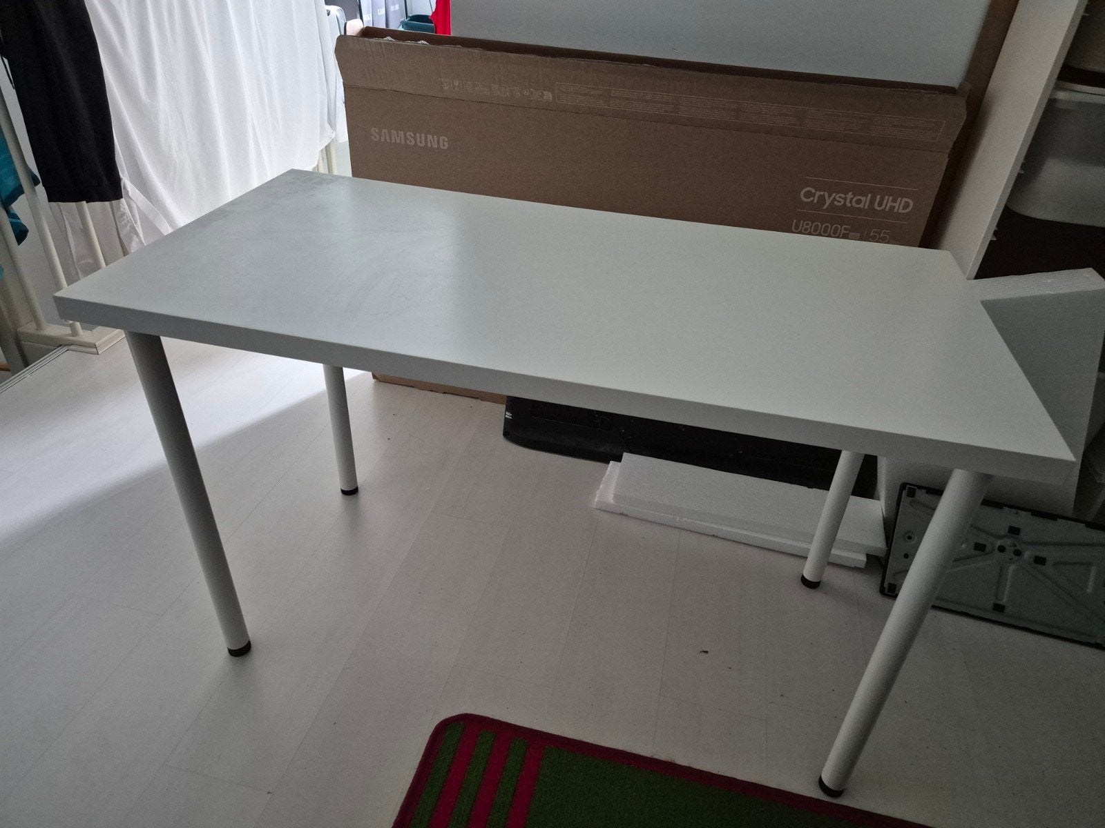 Witte tafel / bureau met metalen poten, Huis en Inrichting, Tafels | Eettafels, Ophalen, Gebruikt, 100 tot 150 cm, Overige materialen