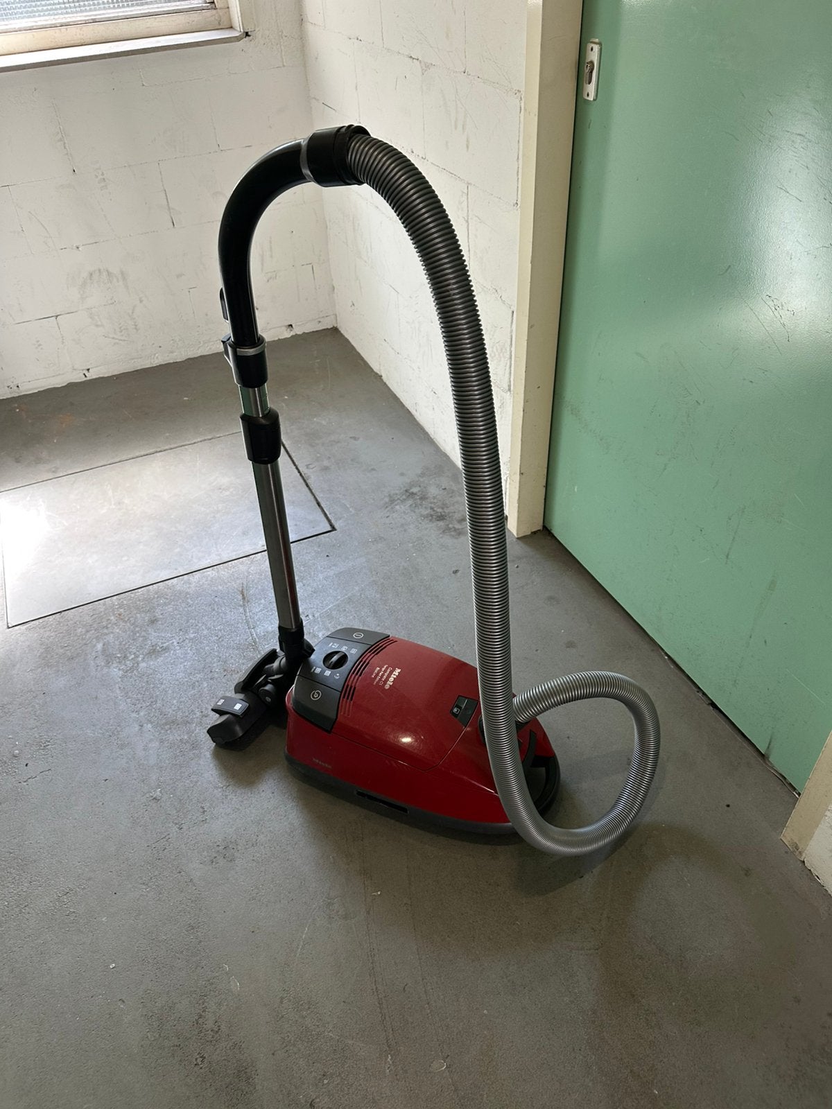 Miele stofzuiger, Ophalen of Verzenden, Zo goed als nieuw, 1200 tot 1600 watt