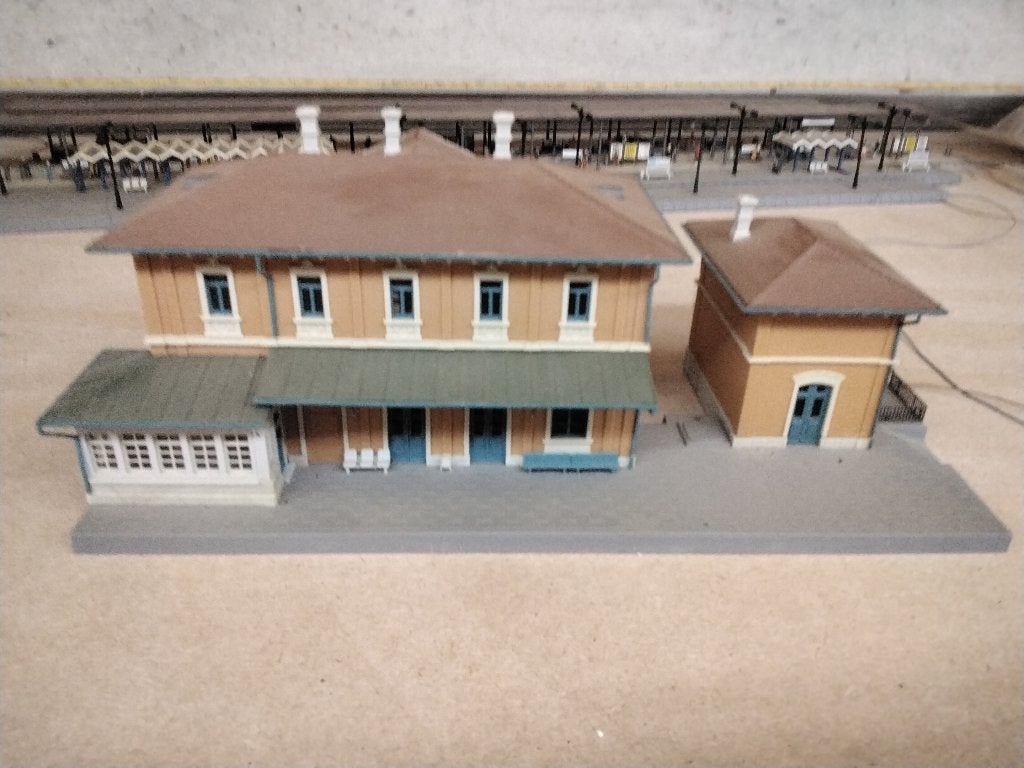 Station met lange verlichte perrons, Hobby en Vrije tijd, Modeltreinen | H0, Gebruikt, Gelijkstroom of Wisselstroom, Brug, Tunnel of Gebouw