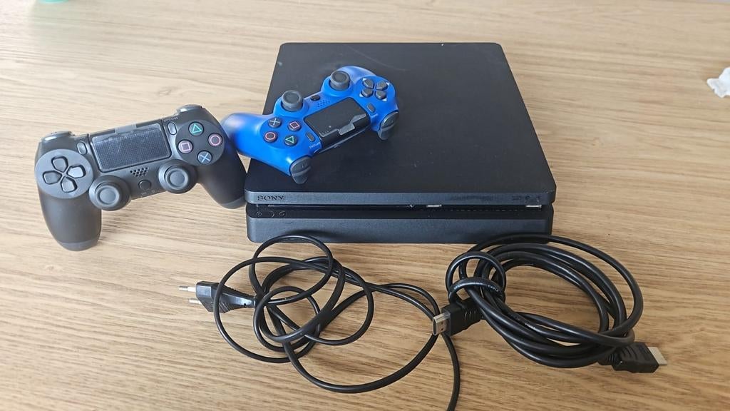 Slim Ps4 met 2 controllers, Spelcomputers en Games, Spelcomputers | Sony PlayStation 4, Ophalen of Verzenden, Zo goed als nieuw
