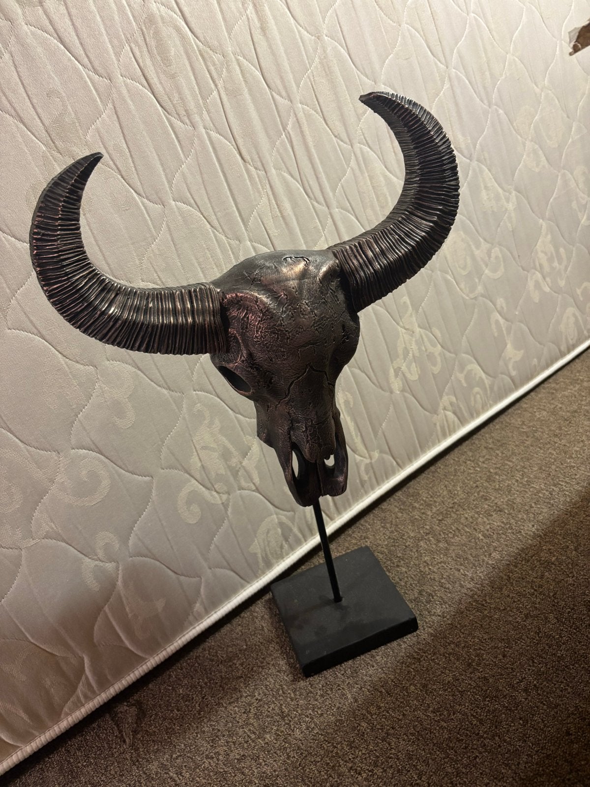 Decoratieve Buffelschedel op Standaard - Uniek Woonaccessoir, Zwart, Overige materialen, Ophalen of Verzenden, Zo goed als nieuw