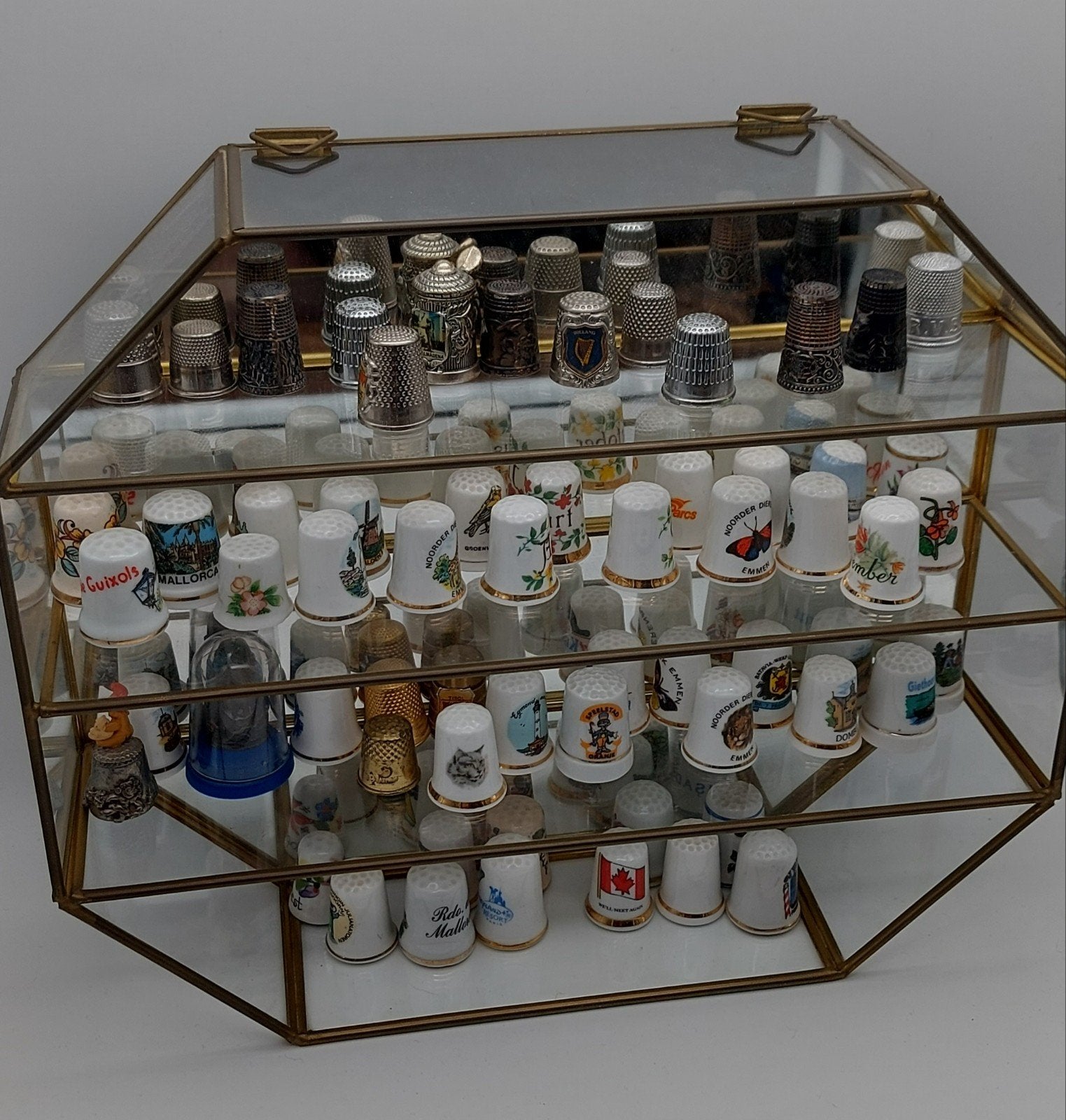 Verzameling vingerhoeden in vitrine, Ophalen, Zo goed als nieuw