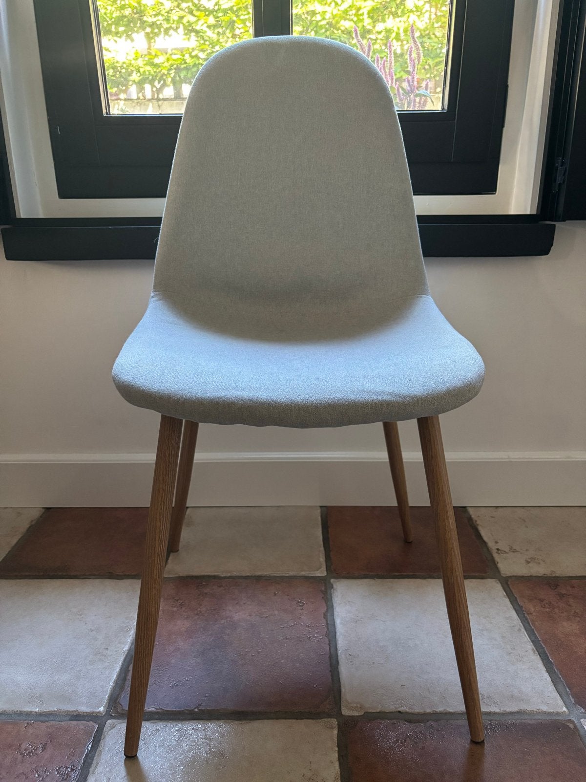 Comfortabele grijze stoel met houten poten, Ophalen, Zo goed als nieuw, Hout, Eén
