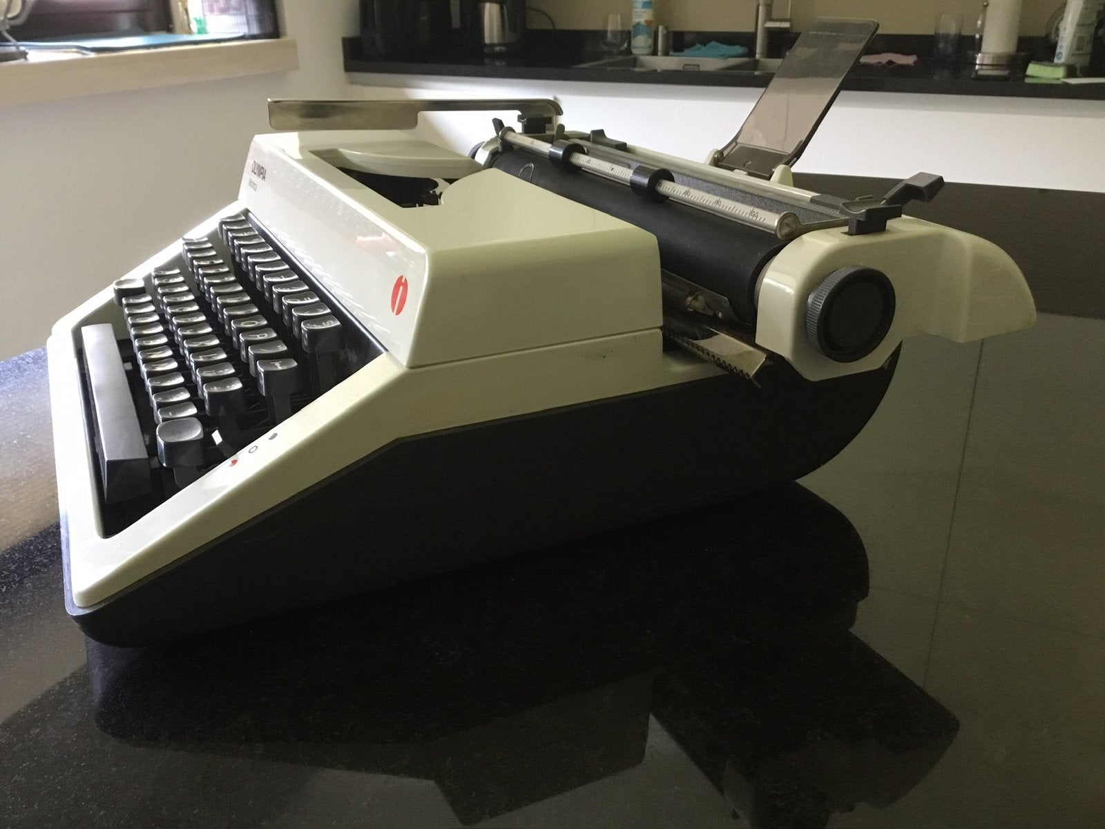 Olympia Monaco typemachine kleur wit + handige kofferdeksel, Diversen, Ophalen of Verzenden, Zo goed als nieuw