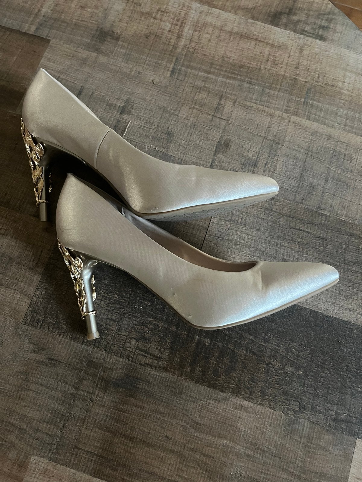crèmekleurige pumps met gouden hakken, mt.39, hak 9,5 cm., Kleding | Dames, Ophalen of Verzenden, Zo goed als nieuw, Beige, Pumps