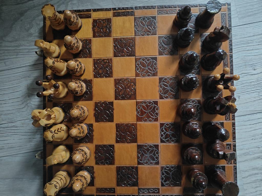 Houten Schaakspel - Handgesneden en Draagbaar, Hobby en Vrije tijd, Een of twee spelers, Ophalen of Verzenden, Gebruikt, Reisspel