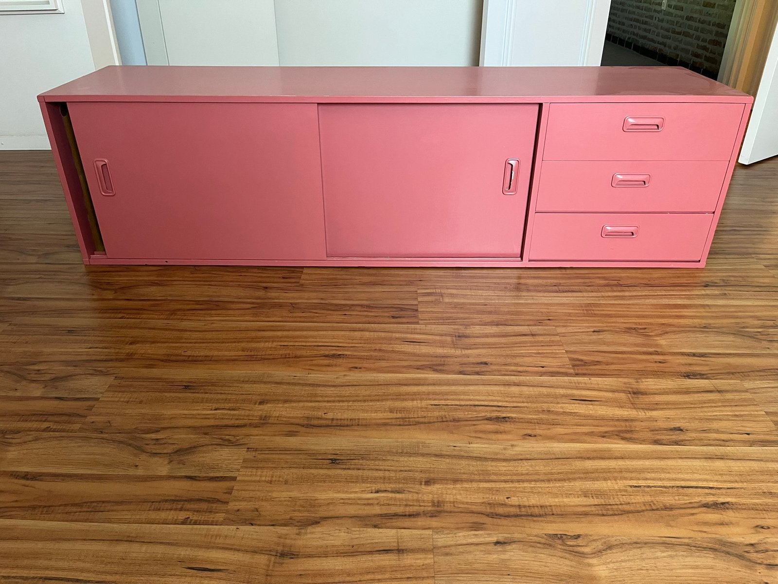 Roze dressoir met schuifdeuren en lades, Ophalen, Minder dan 50 cm, Gebruikt, Met lade(s)