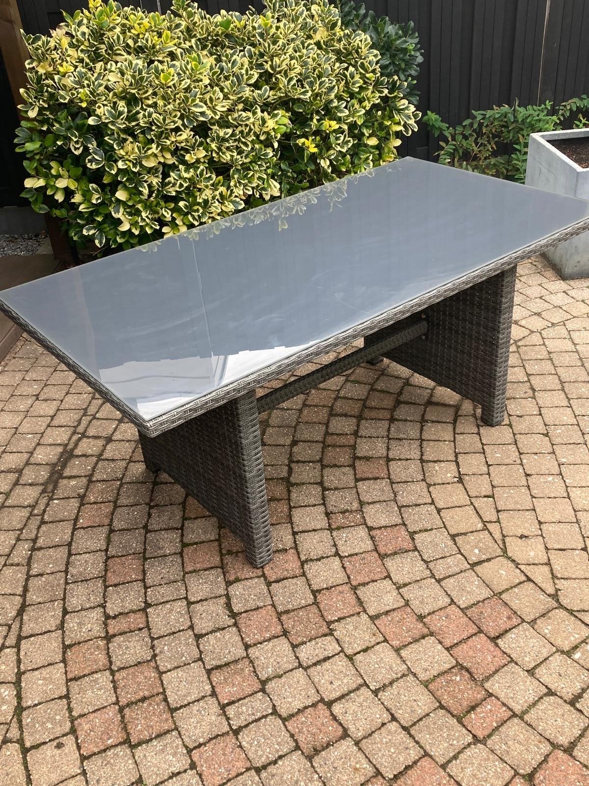Wicker tuinset met glazen tafel en 4 krukjes, 4 zitplaatsen, Eettafel, Ophalen of Verzenden, Zo goed als nieuw
