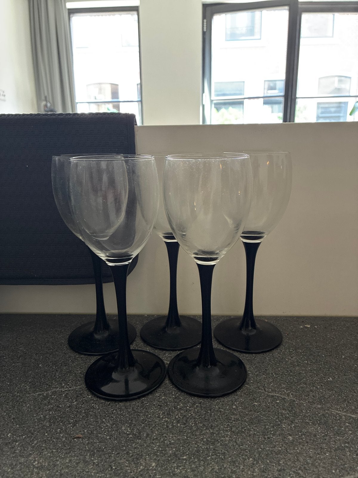 5 retro wijnglazen met zwarte voet, Ophalen