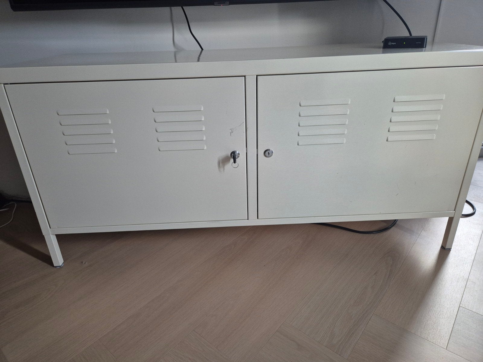 Wit metalen tv-meubel met slot, Ophalen, Gebruikt, Industrieel