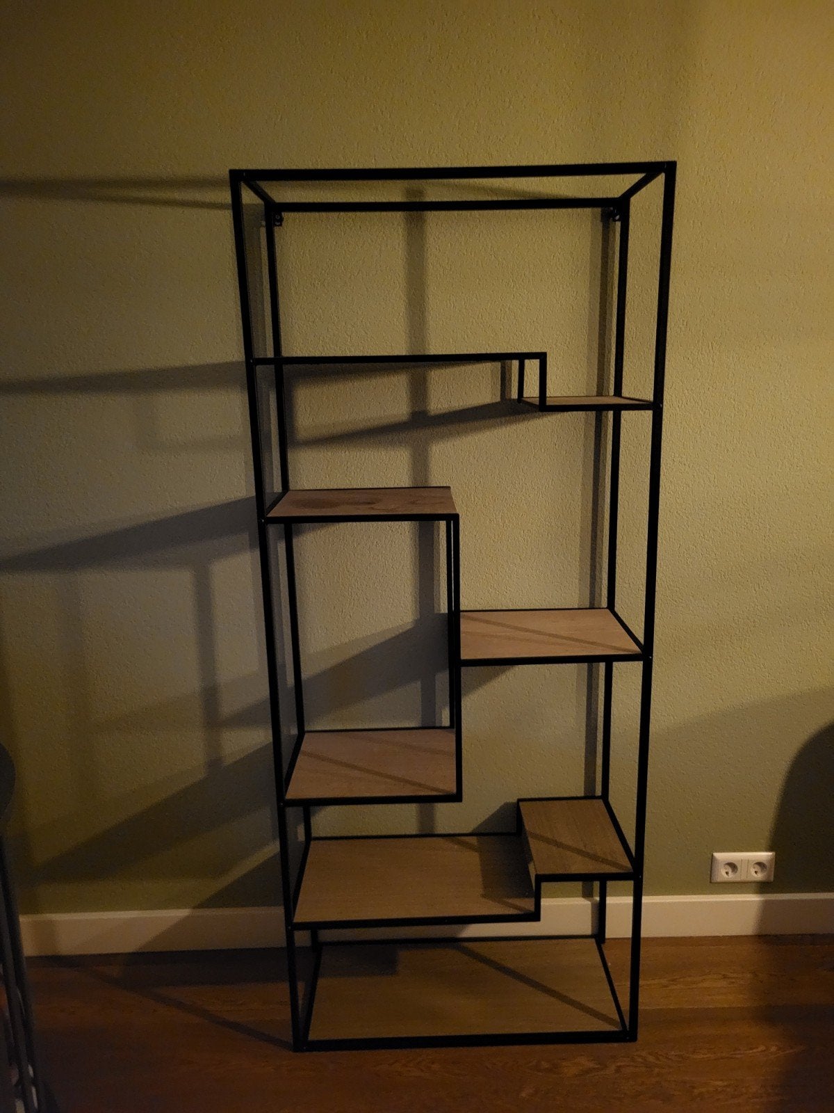 Fijne open kast met Zwarte Metalen Frame en Houten Planken, Ophalen