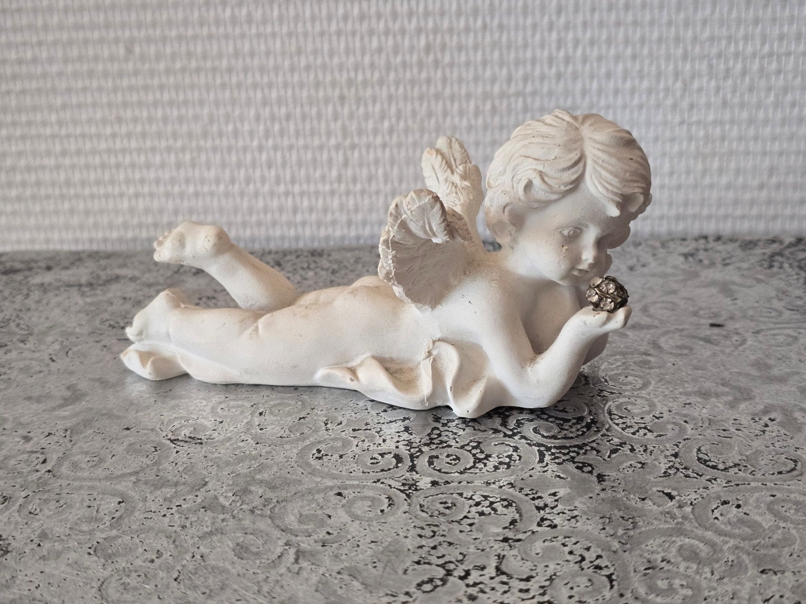 Liggende engel met glitterbal - Decoratief beeldje, Gebruikt, Ophalen of Verzenden, Klassiek, Wit