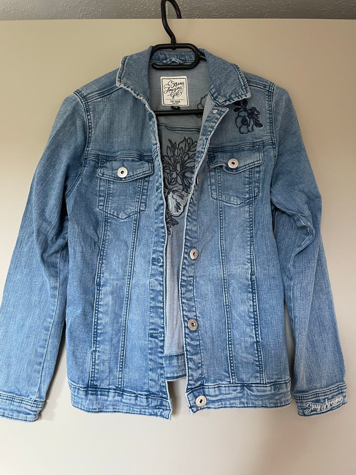 Stoere spijkerjas met borduursels, Ophalen of Verzenden, Gebruikt, Meisje, Jas