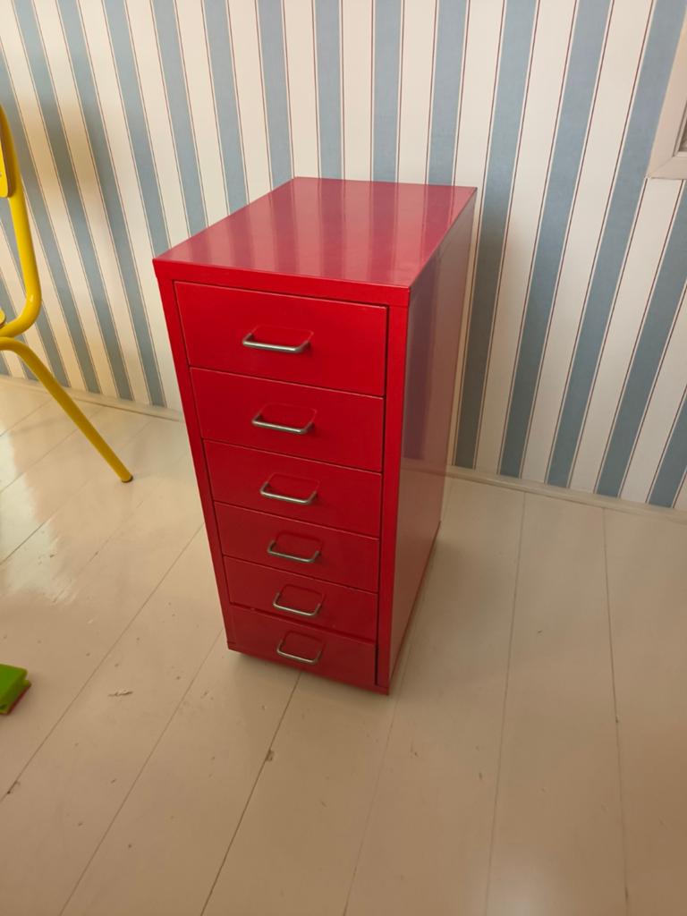 Ikea Helmer ladekastje op wielen, rood, 69cm hoog, Ophalen, Minder dan 50 cm, Gebruikt, 5 laden of meer