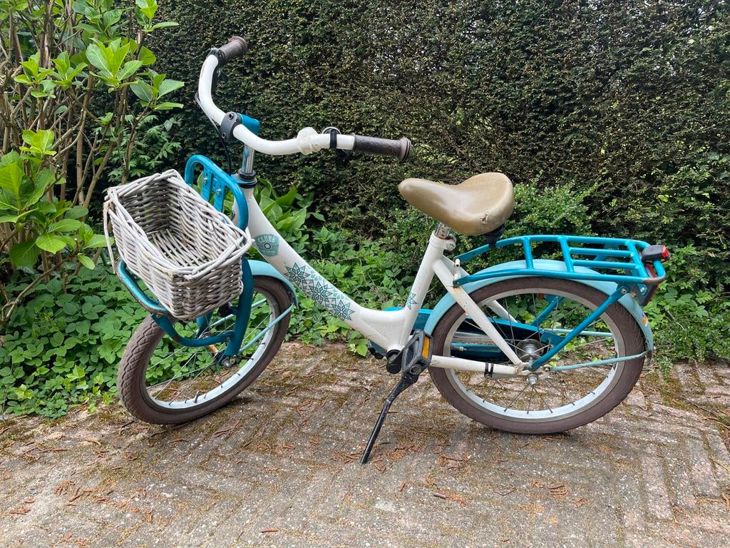Kinderfiets wit/blauw met mandje en bagagedrager, Ophalen of Verzenden, Gebruikt, Terugtraprem, 16 tot 20 inch
