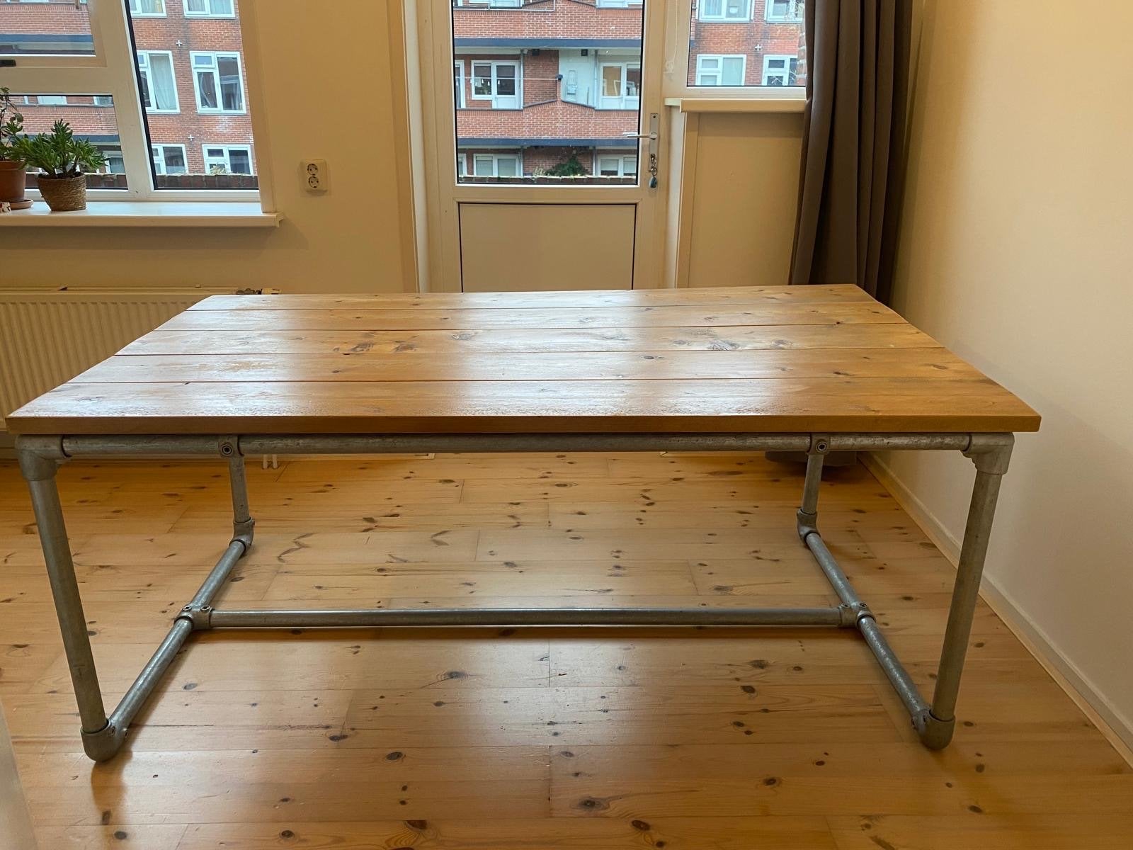 Steigerhouten tafel met stalen onderstel, Huis en Inrichting, Tafels | Eettafels, Gebruikt, Vijf personen of meer, 150 tot 200 cm