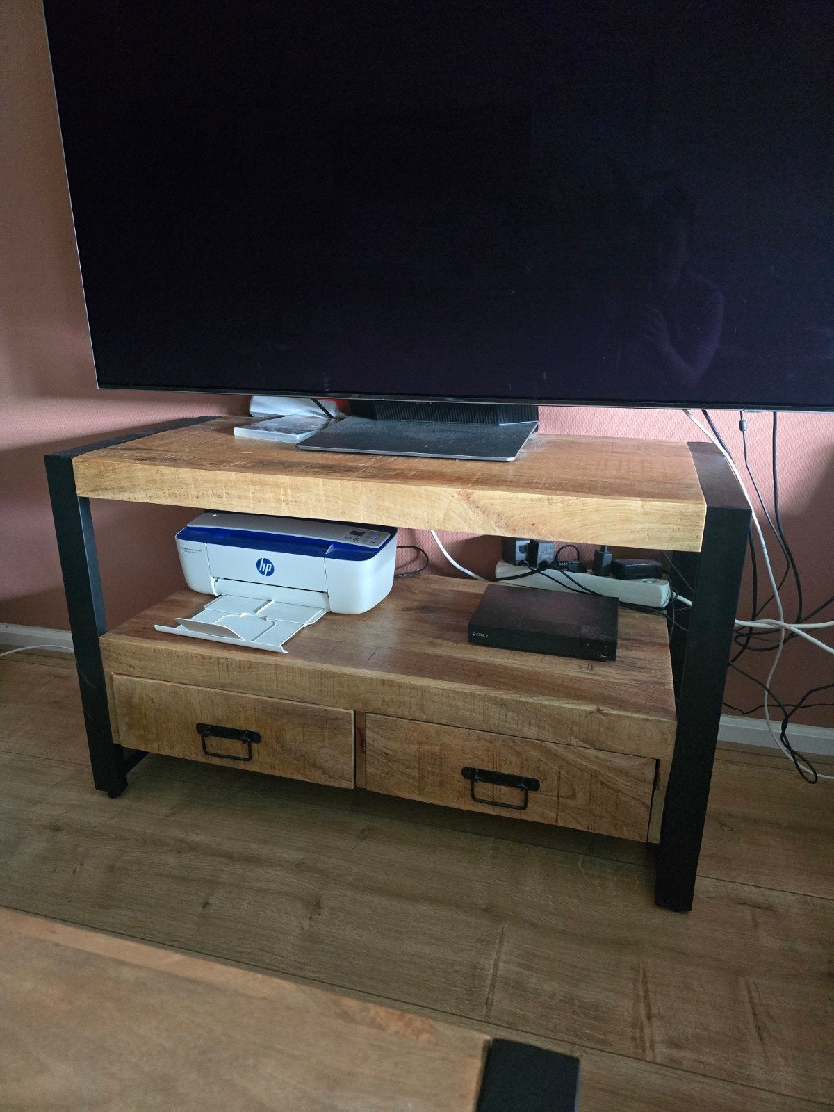 TV-meubel Britt mangohout met zwart staal, Huis en Inrichting, Overige houtsoorten, Gebruikt, Minder dan 100 cm, 25 tot 50 cm