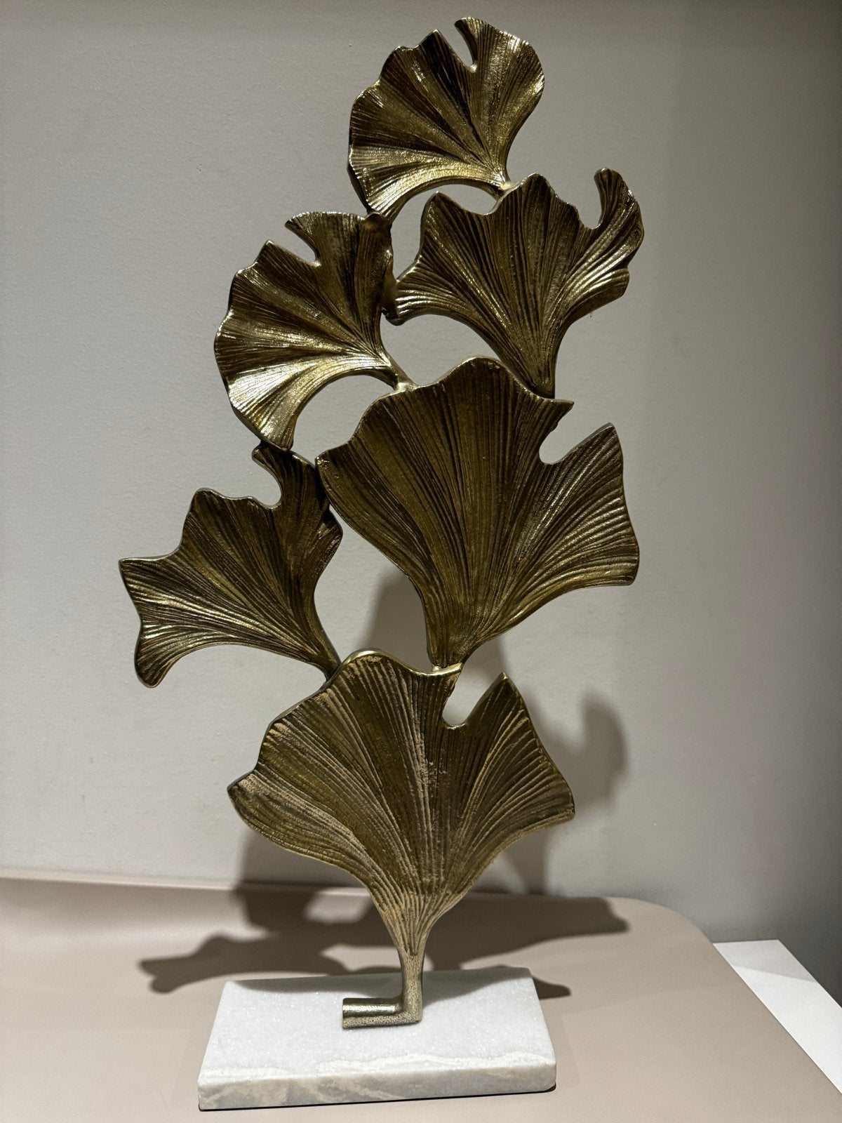 Gouden Ginkgo Blad Decoratie op Marmeren Voet, Huis en Inrichting, Ophalen of Verzenden, Zo goed als nieuw, Goud, Metaal