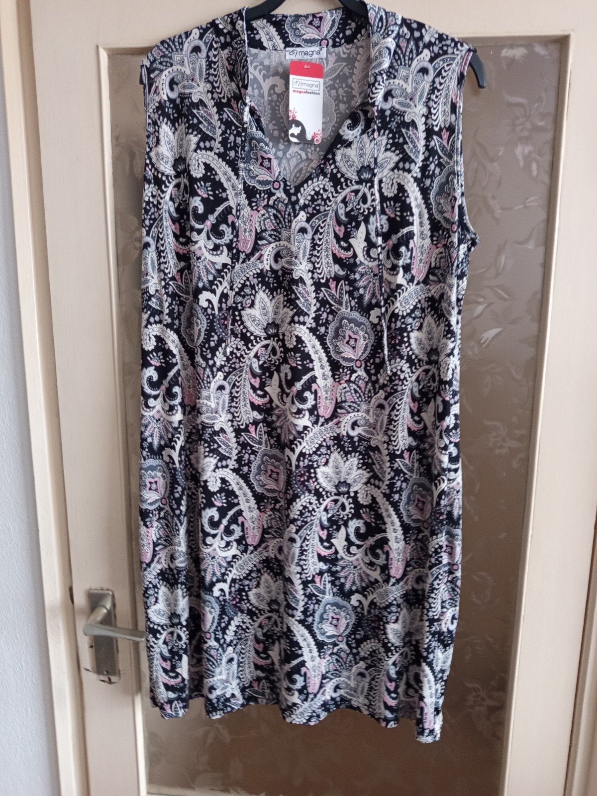 Magna Fashion Jurk Zwart/Wit/Roze Paisley Print maat 48/50, Magna Fashion, Ophalen of Verzenden, Nieuw, Meerkleurig