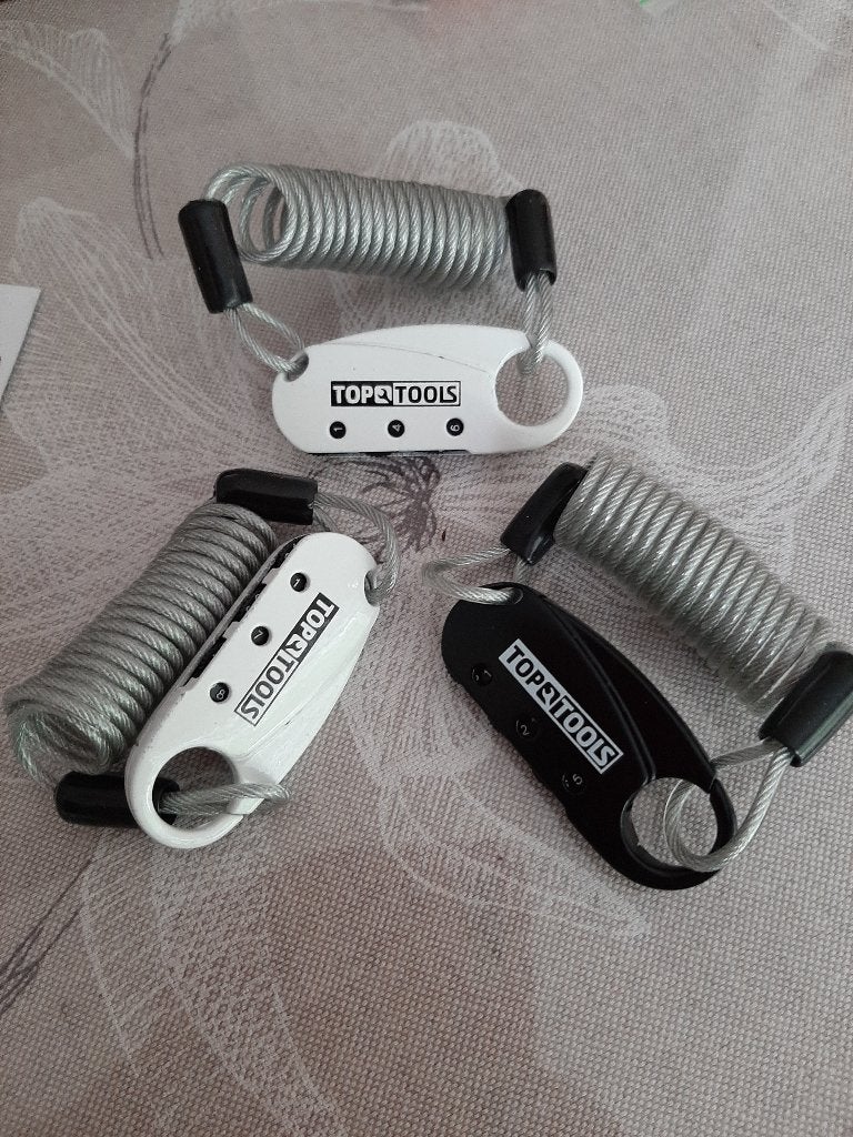 3 cijferslotjes / karabijnhaakjes met kringelkabel, €1 p.st, Ophalen