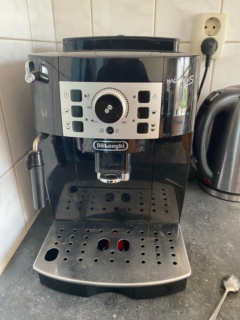 De'Longhi Magnifica S volautomatische espressomachine, Witgoed en Apparatuur, Koffiezetapparaten, Gebruikt, Koffiemachine, Koffiebonen