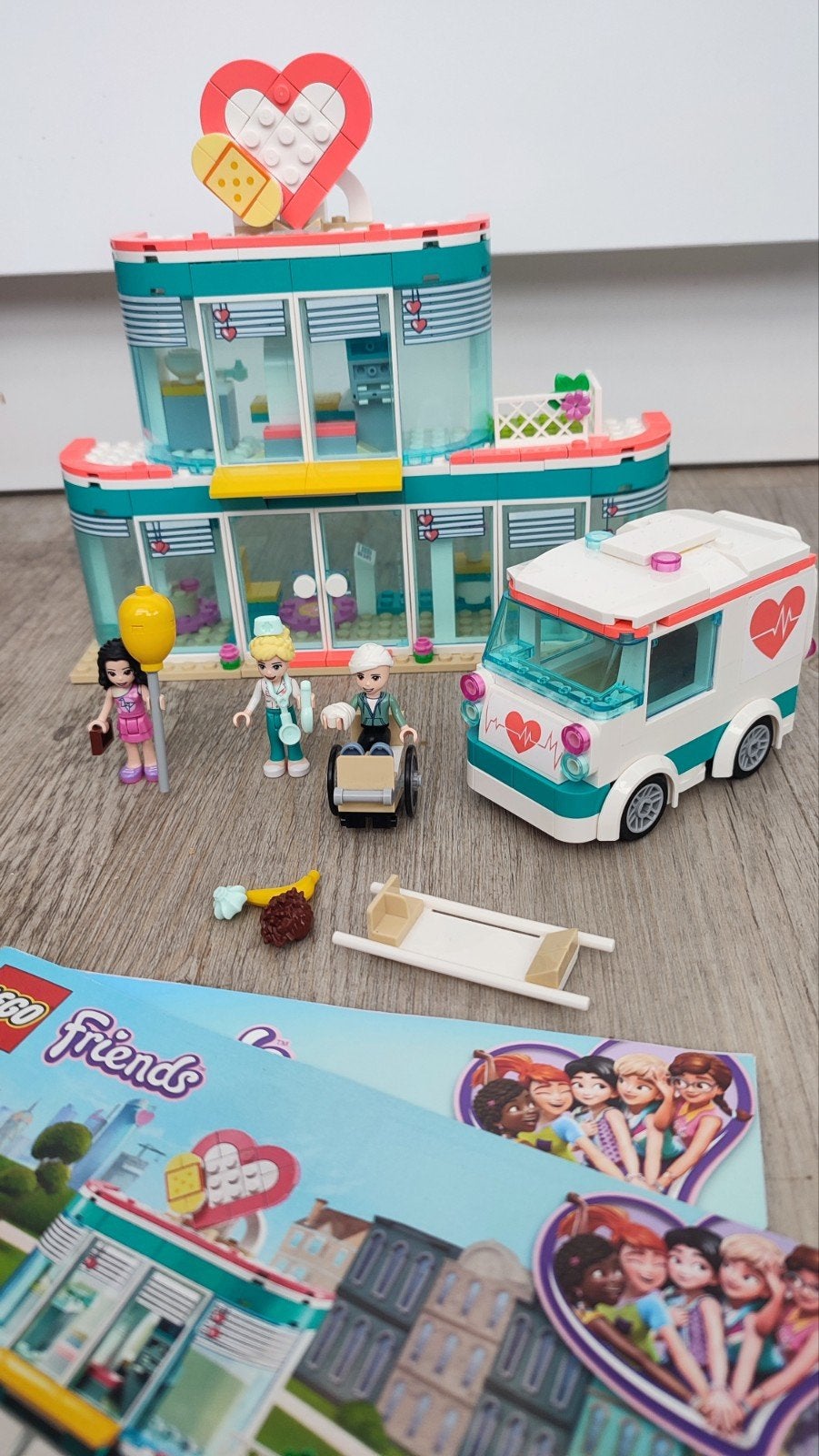 LEGO Friends Heartlake City Ziekenhuis 41394 met ambulance, Lego, Friends, Ophalen of Verzenden, Zo goed als nieuw