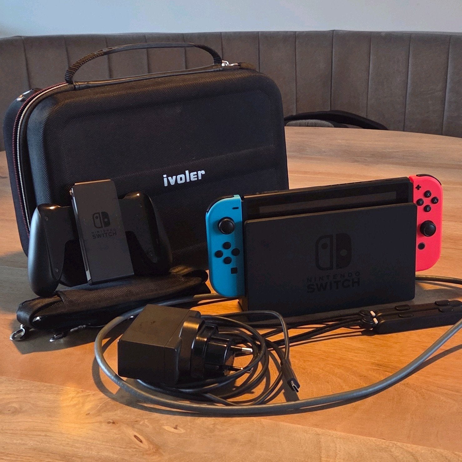 ​Nintendo Switch Console + iVoler Reistas (Krasvrij), Spelcomputers en Games, Ophalen, Zo goed als nieuw, Met 2 controllers, Switch 2019 Upgrade
