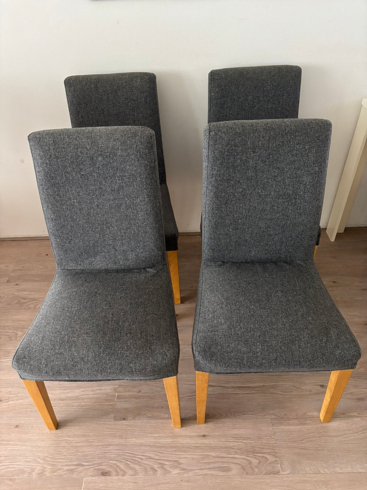 Set van 4 Eetkamerstoelen – Grijze Stof & Houten Poten, Huis en Inrichting, Ophalen, Zo goed als nieuw, Grijs, Stof