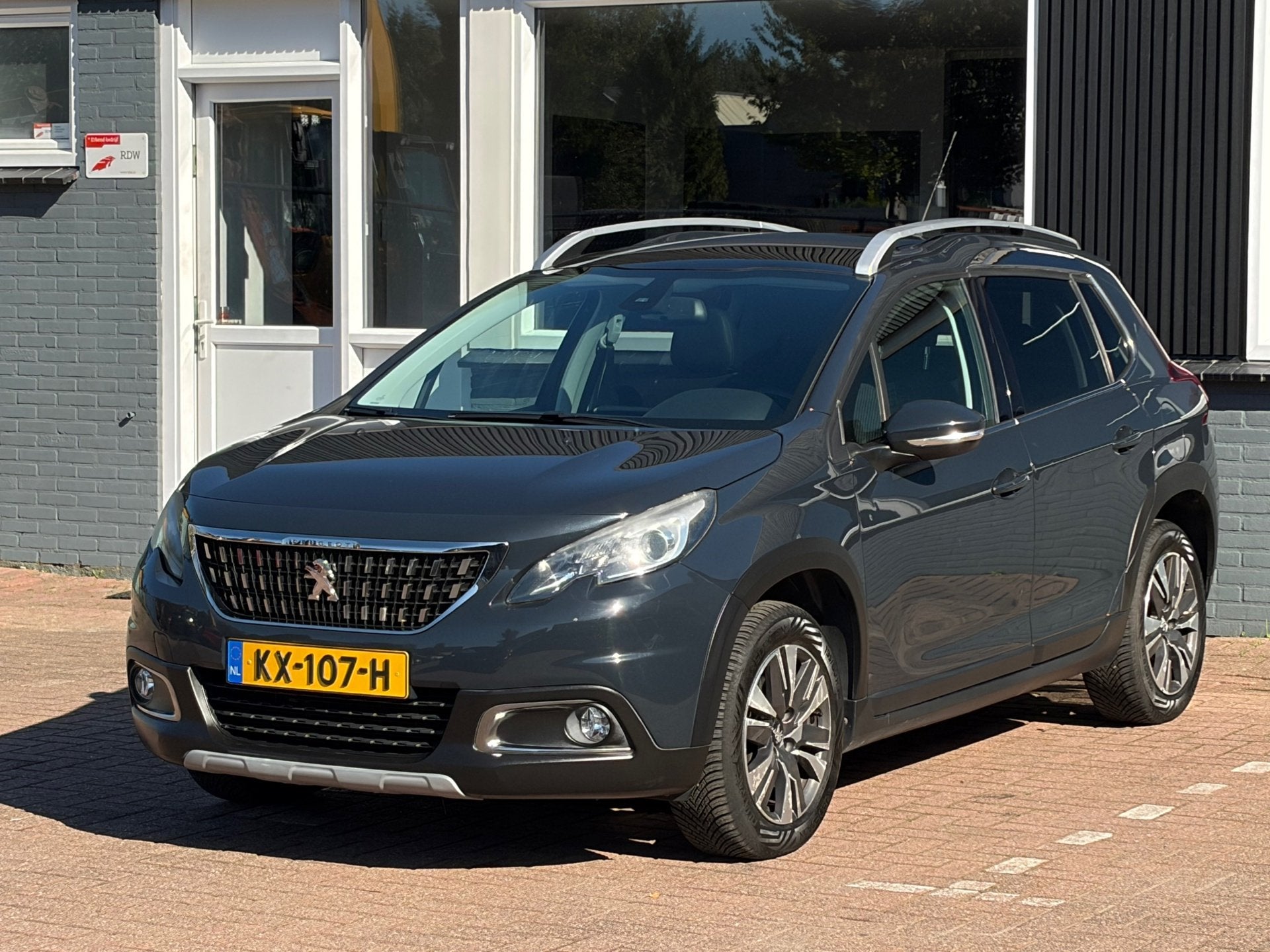 Peugeot 2008 1.2 PureTech Allure / Pano / Riem VV / Leder, Auto's, Voorwielaandrijving, Euro 6, Bedrijf, Handgeschakeld