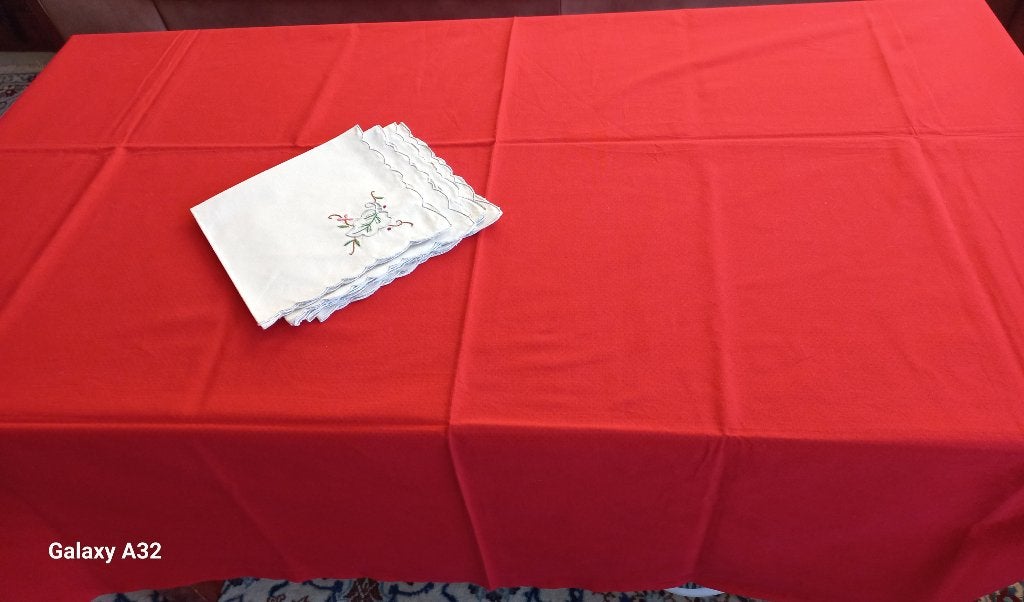 rood tafelkleed met 6 witte borduur servetten, 180x140 cm, 180 cm, Inclusief servetten, Ophalen of Verzenden, Zo goed als nieuw