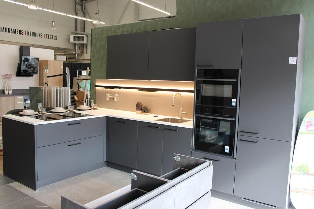 Faillissementsveiling  Luxe Showroom keukens met apparatuur, Huis en Inrichting, Keuken | Complete keukens, Nieuw, Overige typen