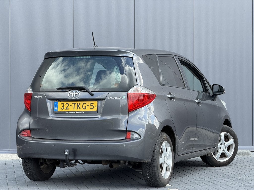 Toyota Verso-S 1.3 VVT-i Aspiration | RIJKLAAR | Climate | T, Auto's, Toyota, Euro 5, Gebruikt, Zwart, 4 cilinders