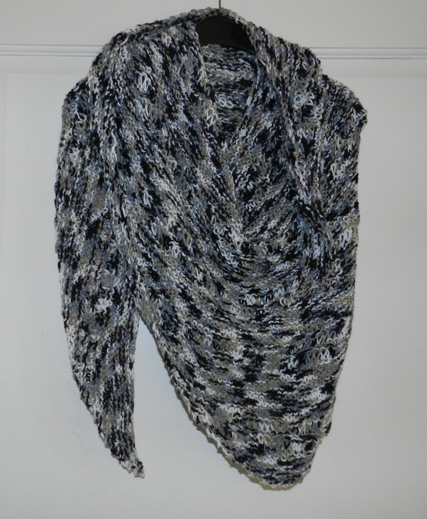 Mooie zelfgebreide omslagdoek/sjaal in bruin/zwart/beige, Verzenden, Nieuw, Maat 46/48 (XL) of groter, Zwart