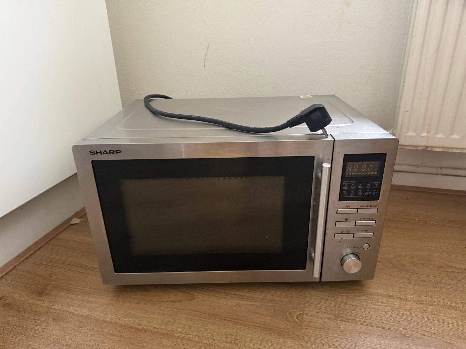 Sharp Magnetron - Zilverkleurig en Compact, Witgoed en Apparatuur, Magnetrons, Ophalen, Draaiplateau, Magnetron, Zo goed als nieuw