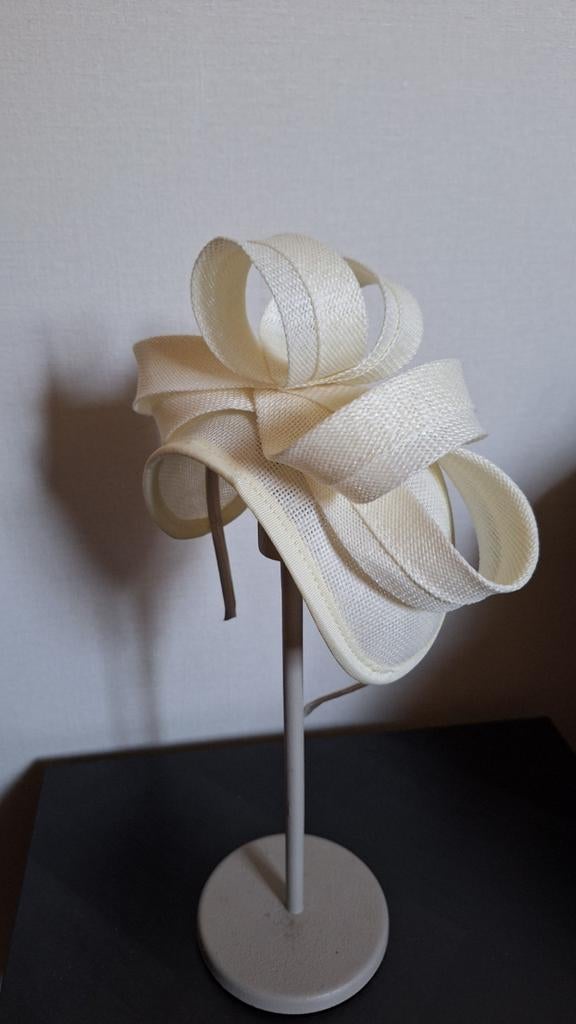 Elegante fascinator in crèmekleur, Kleding | Dames, Hoeden en Petten, Hoed, Nieuw, Onbekend, One size fits all