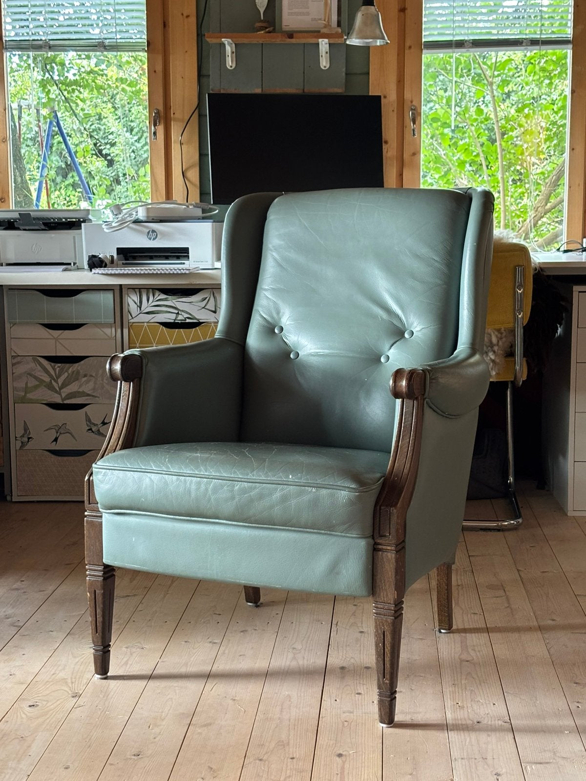 Vintage lederen klassieke oorfauteuil zeegroen, Ophalen, Zo goed als nieuw, 50 tot 75 cm, Leer