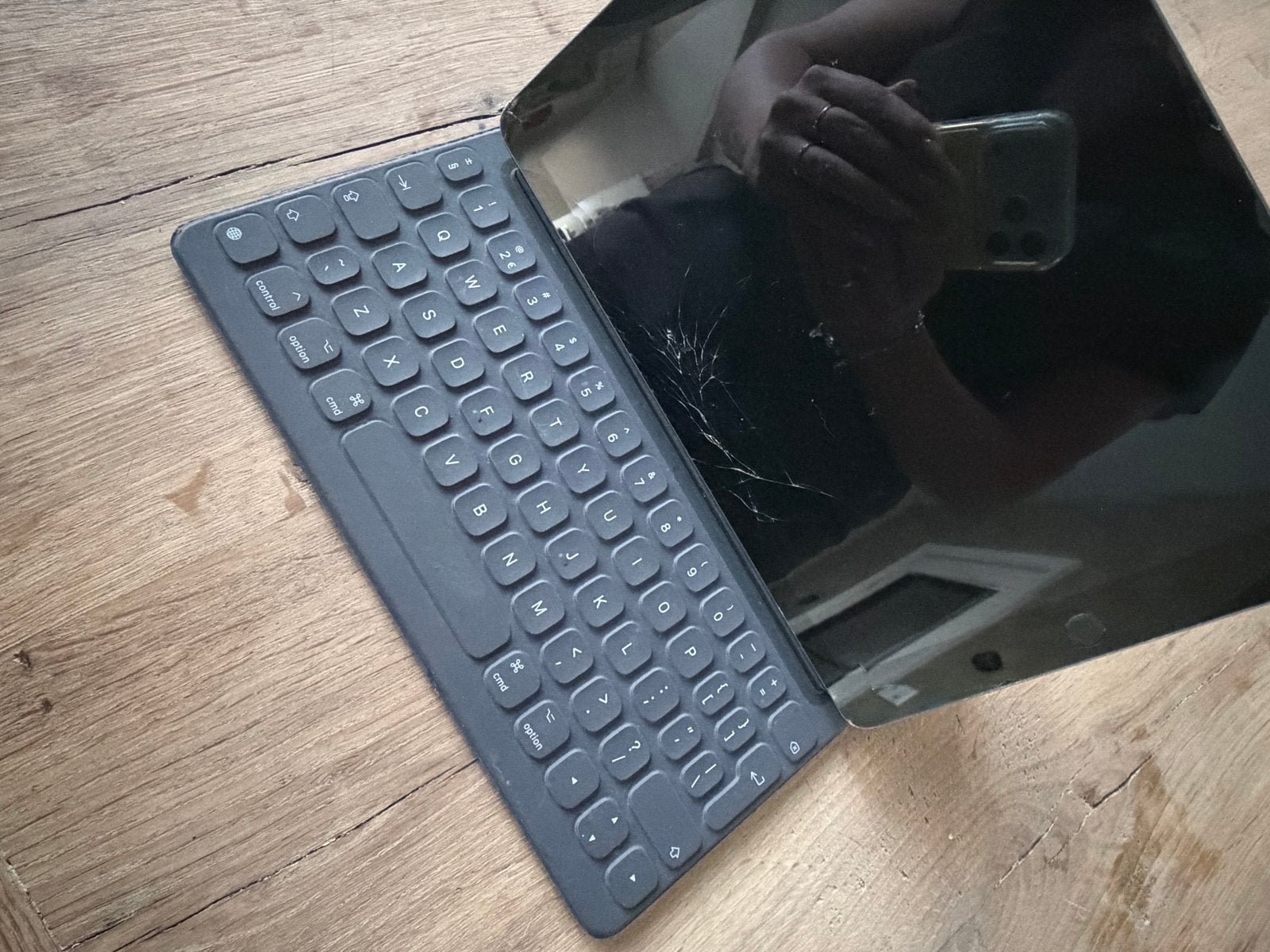 Originele iPad met beschadigd scherm en toetsenbordhoes, Computers en Software, Ophalen, Niet werkend, 10 inch, Apple iPad