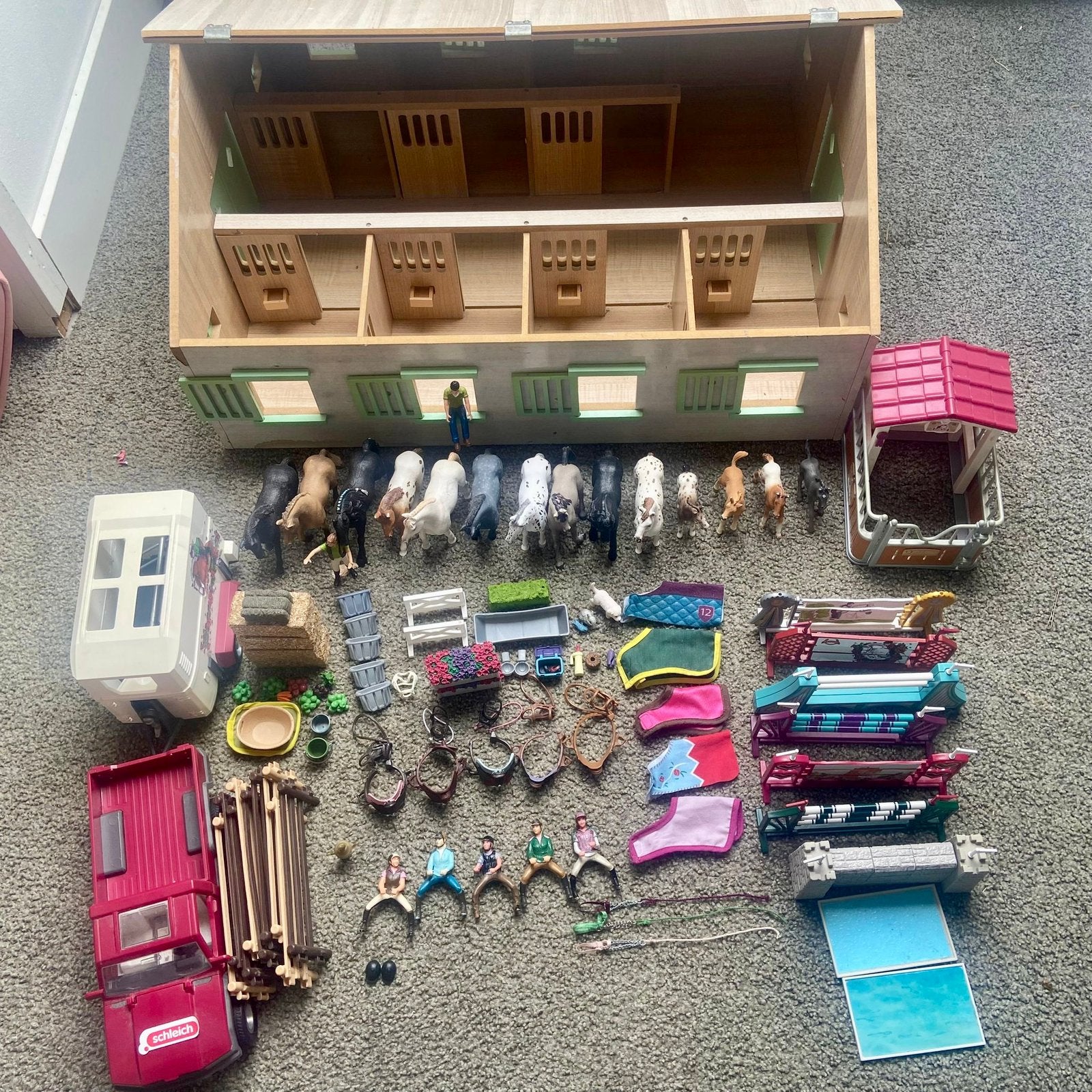 Grote Schleich paarden verzameling met oa houten manege/stal, Ophalen, Gebruikt, Jongen of Meisje