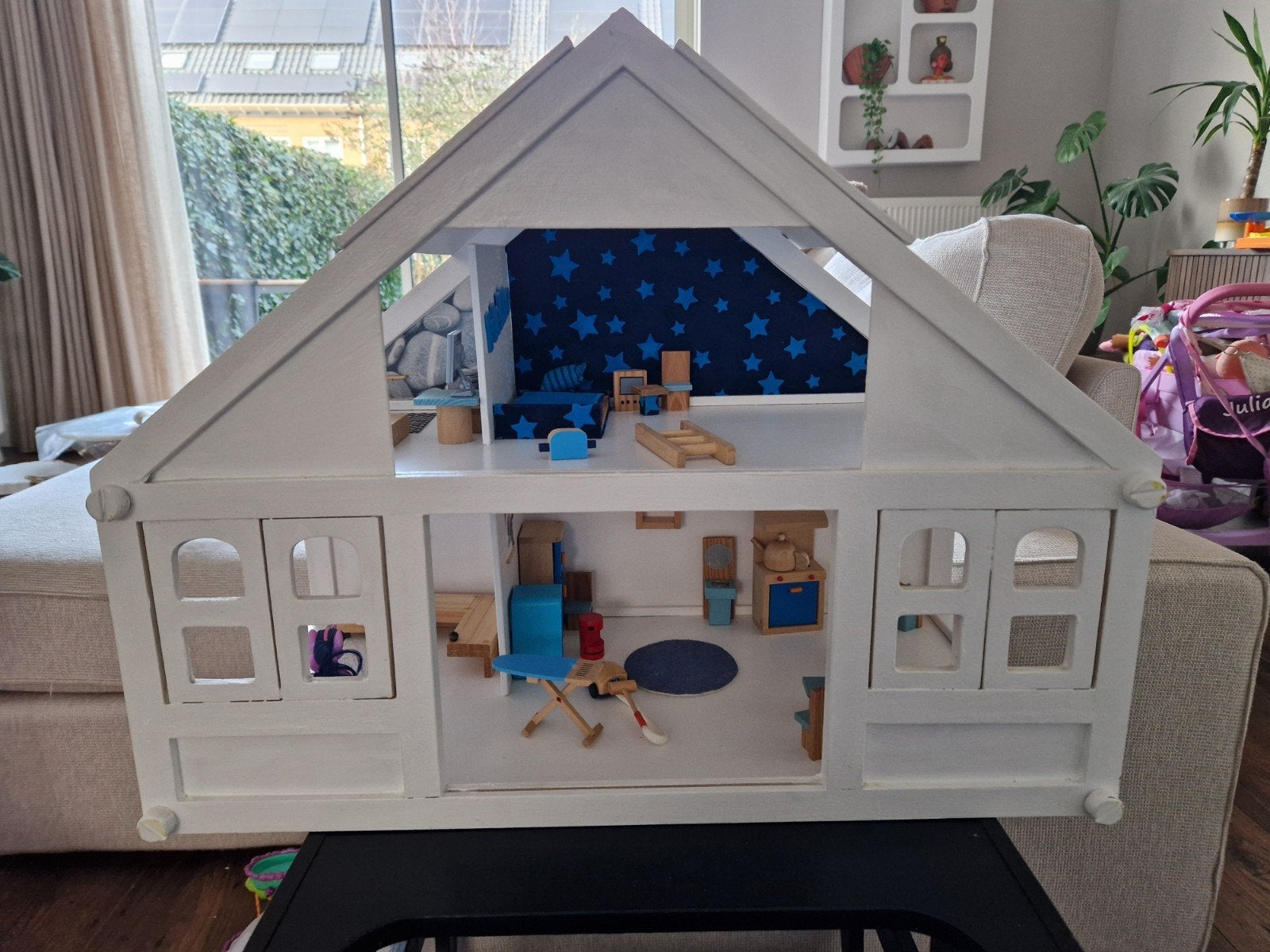 Groot houten poppenhuis met meubels, Verzamelen, Poppenhuizen en Toebehoren, Ophalen, Gebruikt, Poppenhuis