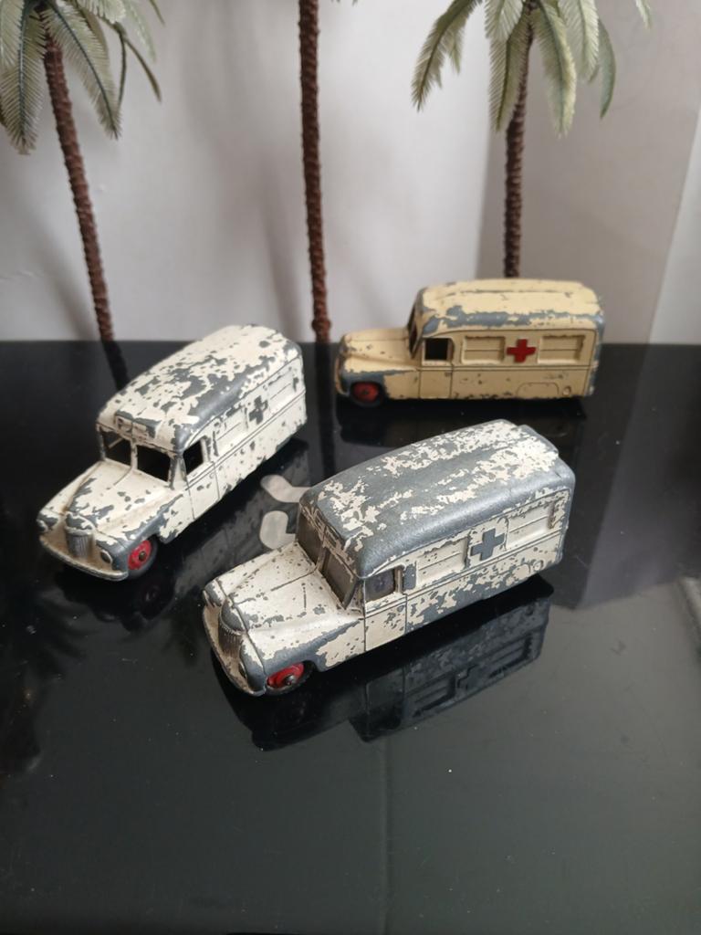 Opknappers.  3 verschillende Daimler ambulance.  Dinky toys, Ophalen of Verzenden, Auto, Dinky Toys