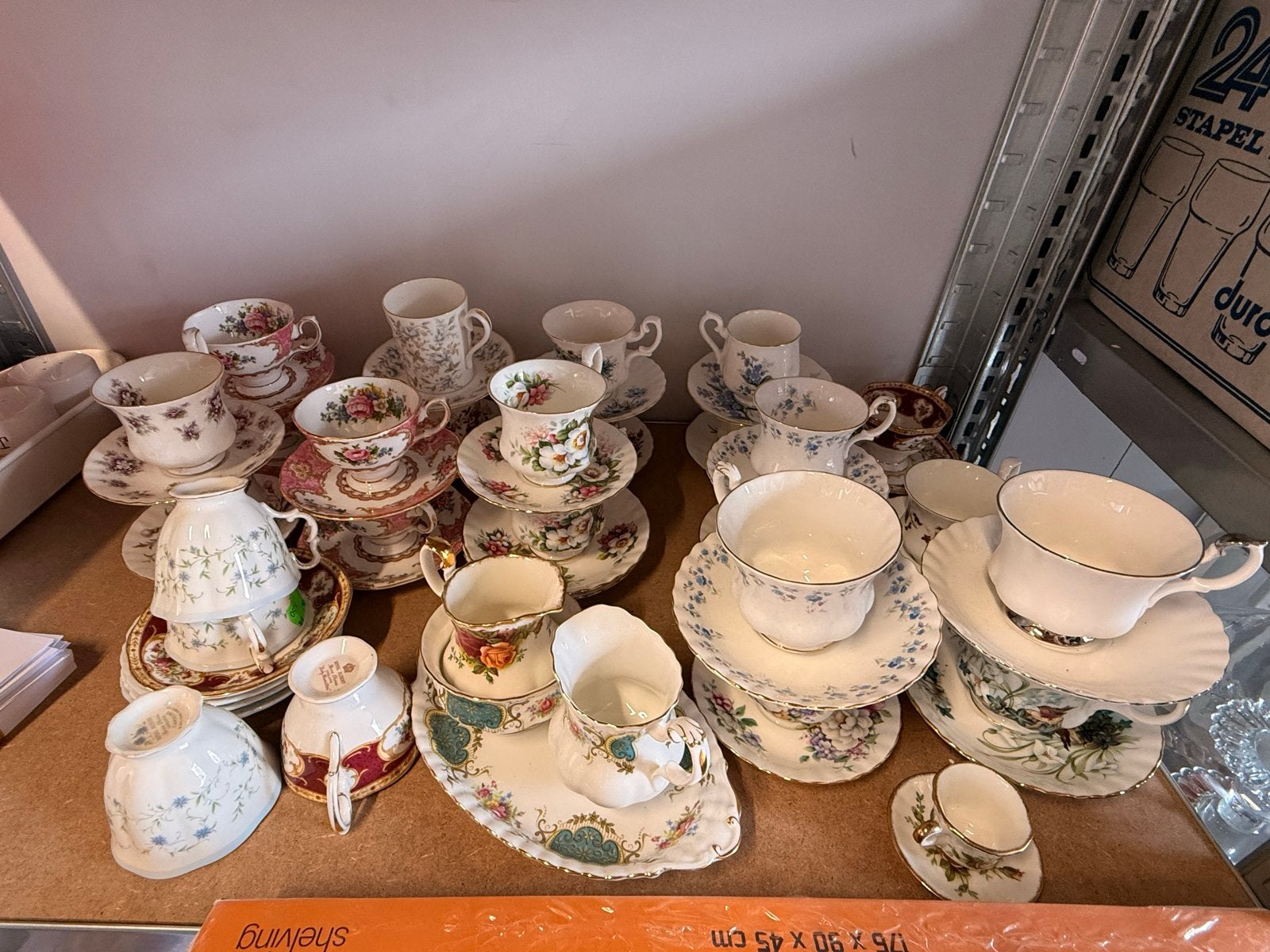 Royal Albert theekopjes en schotels - diverse series, Antiek en Kunst, Ophalen of Verzenden