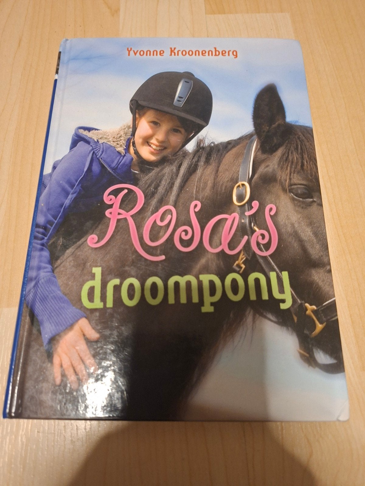 Rosa's droompony - Yvonne Kroonenberg (kinderboek), Ophalen, Zo goed als nieuw, Yvonne Kroonenberg, Fictie