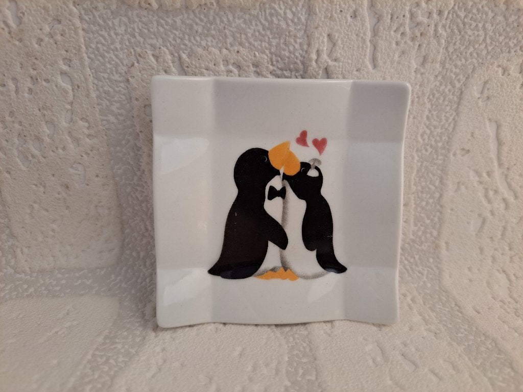 Amuseschaaltje met verliefde pinguïns, porselein 8x8x1.5cm, Overige typen, Nieuw, Ophalen of Verzenden, Overige stijlen