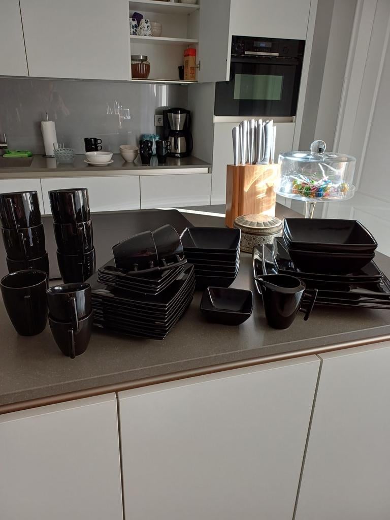 Zwart serviesgoed, Huis en Inrichting, Keuken | Complete keukens, Zwart, Ophalen