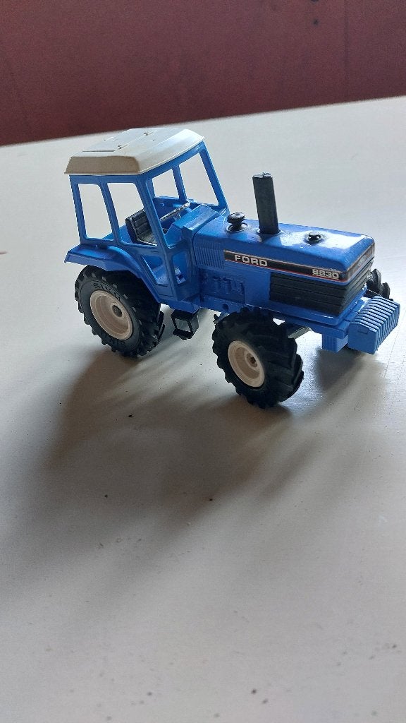 Ford 8830 Tractor Miniatuur - Blauw Speelgoedmodel, Hobby en Vrije tijd, Modelauto's | 1:32, Ophalen of Verzenden, Gebruikt, Tractor of Landbouw