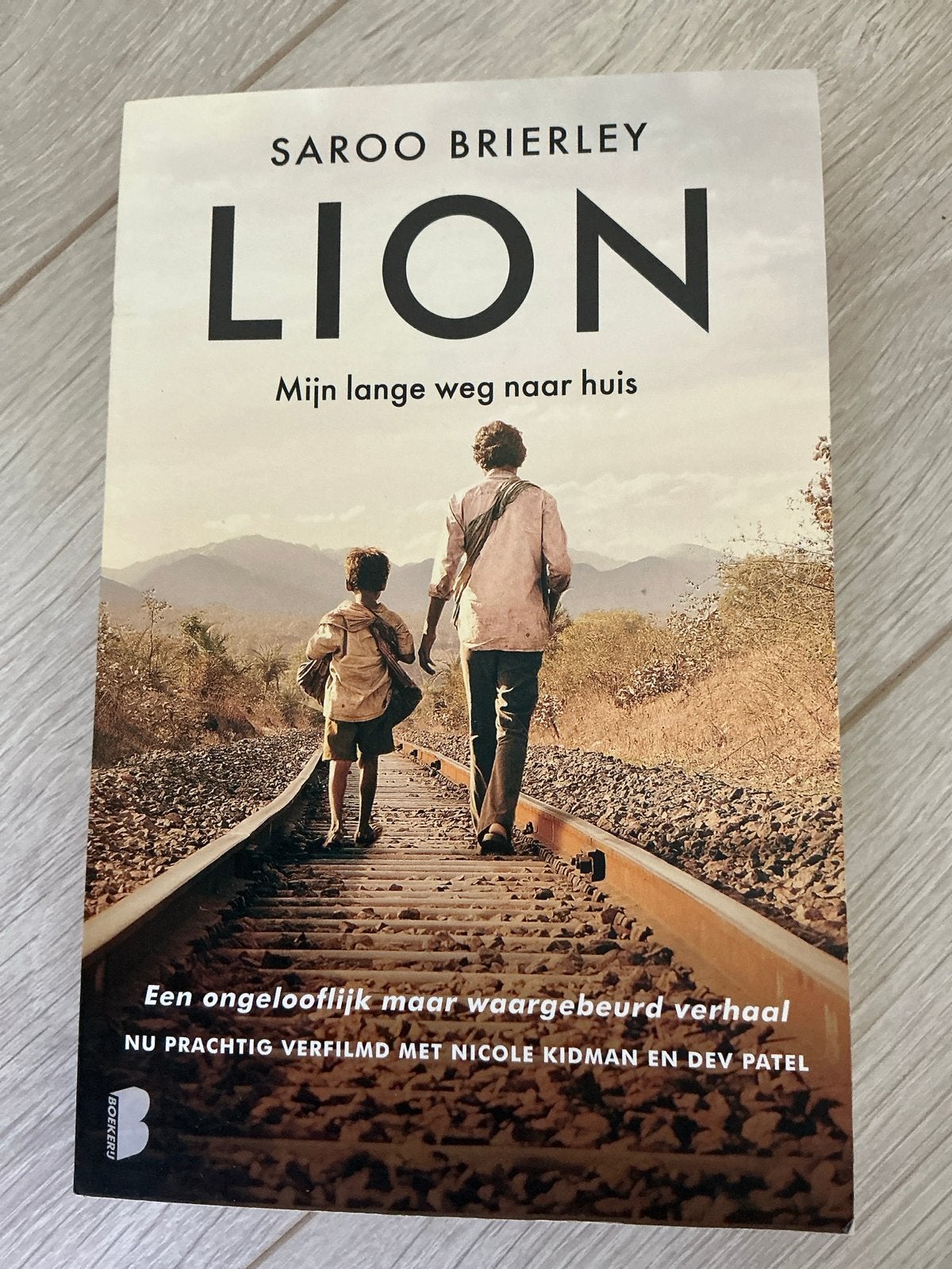 Lion: Mijn lange weg naar huis - Saroo Brierley, Boeken, Ophalen of Verzenden, Zo goed als nieuw, Overige