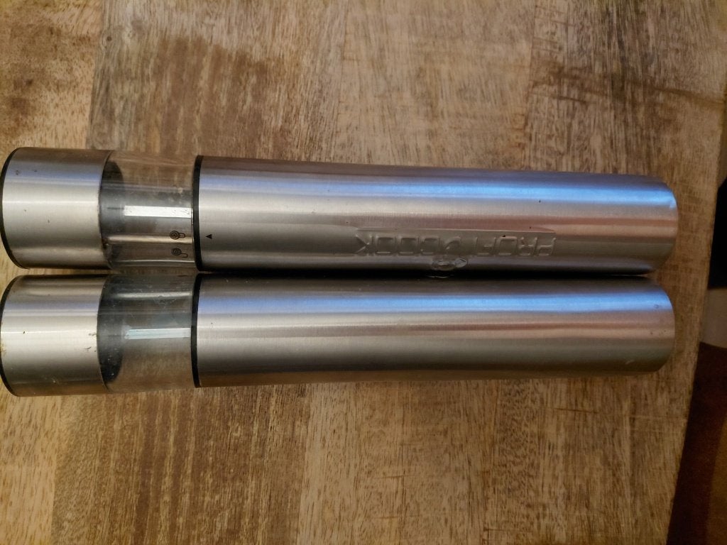 Peper en zout molen op batterijen, Overige typen, Zilver, Ophalen of Verzenden, Zo goed als nieuw