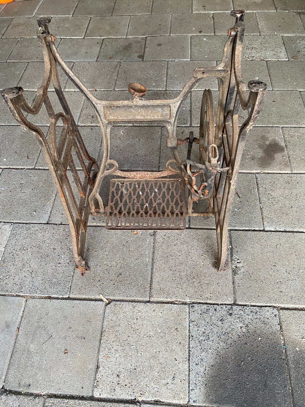 Onderstel van een trapnaaimachine, Ophalen