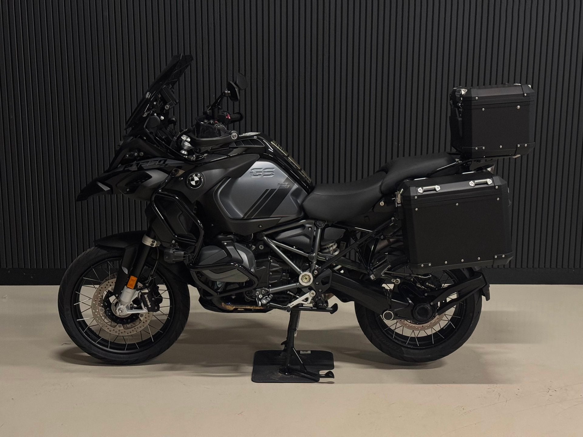 BMW All-Road R 1250 GS Adventure TRIPLE BLACK | 3 KOFFERS |, BMW@BMW.NL, 1254 cc, BMW
1234AB  Amsterdam, NL, Handvatverwarming